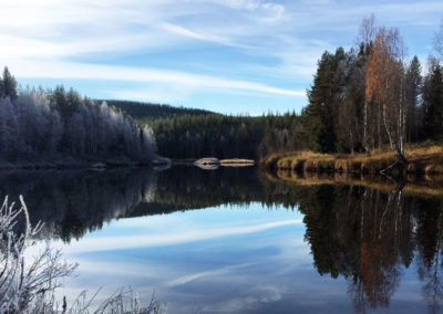 La rivière Örån en automne, avec les premiers frimas sur la rive