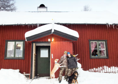 Aurélie et Rémy devant leur maison d'Älgbäck en Laponie suédoise