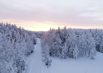 Vue aérienne de la forêt ennneigée, chez nous en Laponie